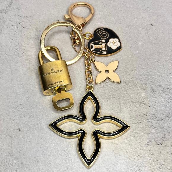 Louis Vuitton Lock and Key #304 with a Clover Fashion Keychain - Picture 4 of 4